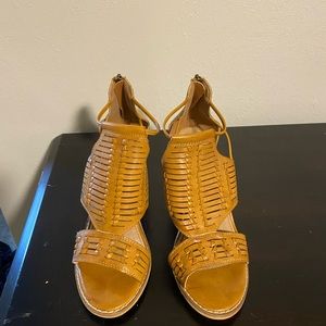 Casual strapped shoe